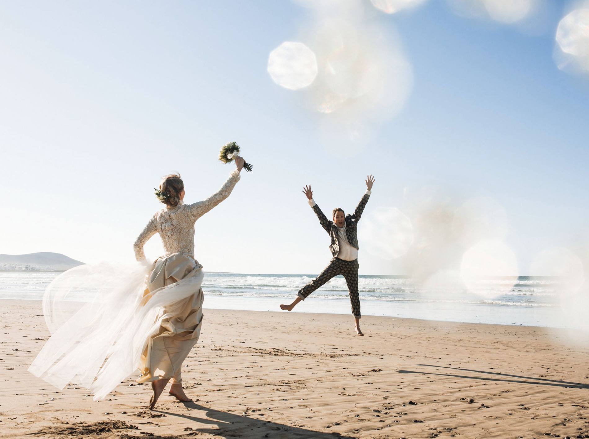 Extravagante Hochzeitsmode für Sie und Ihn – Unter der großen Sonne von Liebe beladen 